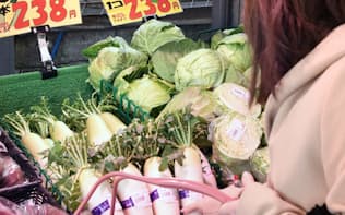 スーパーに並ぶ野菜（東京都練馬区）