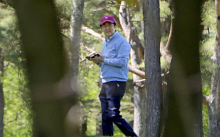 ゴルフを楽しむ安倍首相(4日午前、山梨県山中湖村)=共同 ゴルフを楽しむ安倍首相(4日午前、山梨県山中湖村)=共同