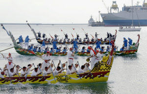 豊漁祈願 船こぎ競う 伝統の 那覇ハーリー 日本経済新聞