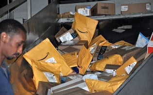UPSはアマゾンから大量の荷物を引き受けている（4月、イリノイ州の集荷センター）