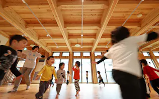 元気に走り回る西山井ノ内保育園の子供たち。2階床材などはCLTだ(京都府長岡京市)=淡嶋健人撮影