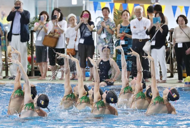 プールサイドでスペイン代表チームの演技を見るイベントの参加者（5月1日、東京都江東区の辰巳国際水泳場）