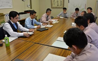 野口さん（左端）は会社に勤めながら、副業で広島県福山市の戦略推進マネジャーとしても働く