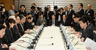 首相官邸で開かれた知的財産戦略本部・犯罪対策閣僚会議。手前右端はあいさつする安倍首相(4月13日午前)=共同 首相官邸で開かれた知的財産戦略本部・犯罪対策閣僚会議。手前右端はあいさつする安倍首相(4月13日午前)=共同