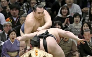 先場所の横綱鶴竜(奥)は優勝を決めた豪栄道戦もはたき込みだった=共同 先場所の横綱鶴竜(奥)は優勝を決めた豪栄道戦もはたき込みだった=共同