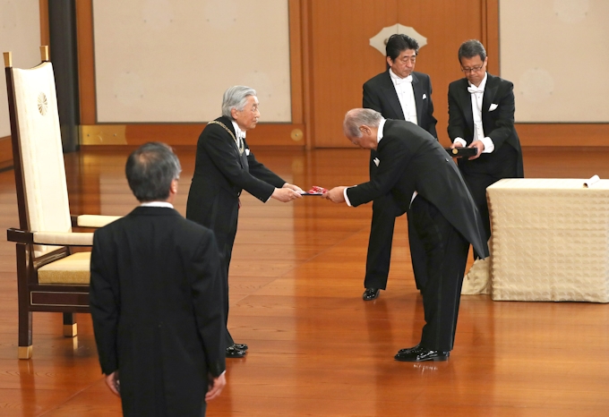 春の叙勲 皇居で大綬章親授式 日本経済新聞