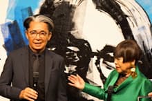2018年4月に開いた自伝の出版記念パーティーであいさつする高田賢三さん（左、親友のコシノジュンコさんと）