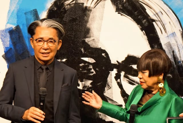 2018年4月に開いた自伝の出版記念パーティーであいさつする高田賢三さん（左、親友のコシノジュンコさんと）