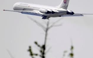 中国遼寧省大連の空港を離陸する北朝鮮要人用の航空機（8日）=共同