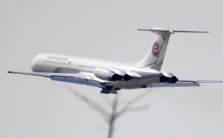 中国遼寧省大連の空港を離陸する北朝鮮要人用の航空機(8日)=共同 中国遼寧省大連の空港を離陸する北朝鮮要人用の航空機(8日)=共同