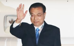 羽田空港に到着した中国の李克強首相（8日午後）