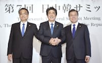 日中韓首脳会談を前に記念撮影に応じる（左から）中国の李克強首相、安倍首相、韓国の文在寅大統領（9日午前、東京・元赤坂）=代表撮影