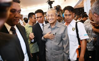 記者会見を終え席を立つマハティール元マレーシア首相(中)（10日、クアラルンプール郊外）=柏原敬樹撮影