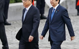 会談を前に栄誉礼に臨む安倍首相（右）と中国の李克強首相（9日午後、東京・元赤坂の迎賓館）