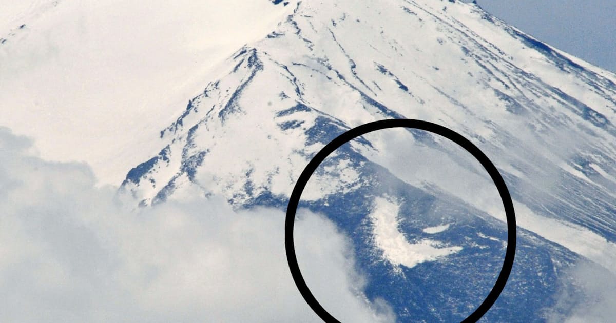 富士山に春告げる 農鳥 8合目山肌に出現 日本経済新聞 富士山に春告げる 農鳥 8合目山肌に出現 日本経済新聞