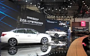 日産自動車は中国で現地生産するEV「シルフィ　ゼロ・エミッション」（左）を公開した