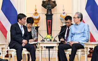 日米協議で茂木氏が日本側トップを務める（1日、バンコクでタイの副首相と会談する茂木氏(左)）=共同