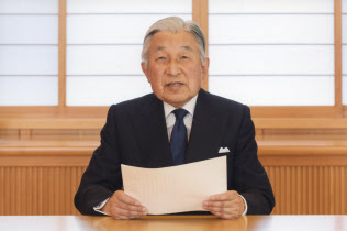 象徴としてのお務めについてのお気持ちを表明する天皇陛下(2016年8月7日、皇居・御所) 象徴としてのお務めについてのお気持ちを表明する天皇陛下(2016年8月7日、皇居・御所)