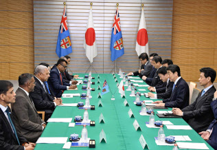 フィジーのバイニマラマ首相(左から3人目)と安倍首相(右から2人目)が出席して行われた首脳会談=16日午後、首相官邸=共同 フィジーのバイニマラマ首相(左から3人目)と安倍首相(右から2人目)が出席して行われた首脳会談=16日午後、首相官邸=共同