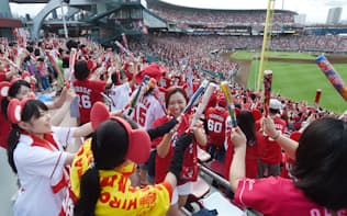 試合に盛り上がる広島ファンの女性たち（広島市南区）