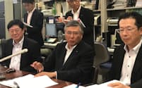 地銀協の佐久間会長(千葉銀頭取)は、低金利環境の継続に懸念を示した(16日、東京都中央区)