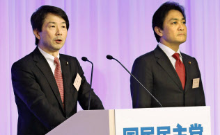 新党「国民民主党」の共同代表に選出され、あいさつする大塚耕平氏(左)と玉木雄一郎氏(7日午後、東京都内のホテル)=共同 新党「国民民主党」の共同代表に選出され、あいさつする大塚耕平氏(左)と玉木雄一郎氏(7日午後、東京都内のホテル)=共同