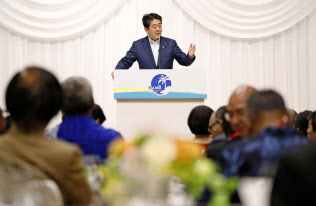 第8回「太平洋・島サミット」の夕食会で、あいさつする安倍首相=18日午後、福島県いわき市 第8回「太平洋・島サミット」の夕食会で、あいさつする安倍首相=18日午後、福島県いわき市