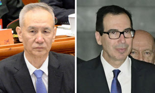 中国の劉鶴副首相(左)とムニューシン米財務長官=共同 中国の劉鶴副首相(左)とムニューシン米財務長官=共同