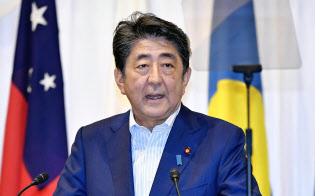 「太平洋・島サミット」後、共同記者発表をする安倍首相(19日午後、福島県いわき市)=共同 「太平洋・島サミット」後、共同記者発表をする安倍首相(19日午後、福島県いわき市)=共同