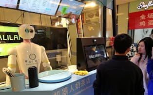 ロボットがミルクティーを作る店も登場した（浙江省杭州）