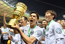 ドイツ杯決勝 長谷部フル出場で勝利に貢献 Bミュンヘン破る 日本経済新聞