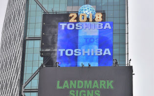 米ニューヨークの繁華街タイムズスクエアで撤去作業が始まった東芝の巨大広告スクリーン(19日)=共同 米ニューヨークの繁華街タイムズスクエアで撤去作業が始まった東芝の巨大広告スクリーン(19日)=共同