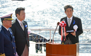 海上保安制度創設70周年記念観閲式を視察後、あいさつする安倍首相(20日午後、東京湾の巡視船「やしま」)=代表撮影 海上保安制度創設70周年記念観閲式を視察後、あいさつする安倍首相(20日午後、東京湾の巡視船「やしま」)=代表撮影