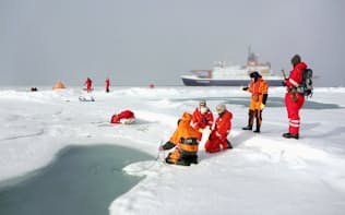 北極の氷の上で調査する研究チーム（アルフレッド・ウェゲナー研究所提供）=共同
