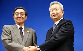 NTTは次期社長の澤田純副社長（右）の下で海外展開を急ぐ（11日、東京都千代田区。左は鵜浦博夫社長）