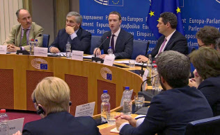 22日、欧州議会で個人情報の不正流出問題などについて説明するフェイスブックのザッカーバーグCEO(ブリュッセル)=ロイター 22日、欧州議会で個人情報の不正流出問題などについて説明するフェイスブックのザッカーバーグCEO(ブリュッセル)=ロイター
