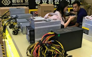 深圳では仮想通貨の採掘用コンピューターがいたるところで販売されている（5月4日）