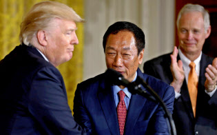 トランプ大統領(左)と握手する郭台銘董事長=ロイター トランプ大統領(左)と握手する郭台銘董事長=ロイター