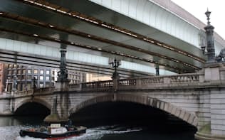 日本橋を覆うように首都高速都心環状線が走る（東京都中央区）