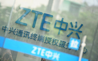ZTEをめぐる米中の駆け引きが大詰めを迎えている(中国・杭州のZTEのサービスセンター)=ロイター ZTEをめぐる米中の駆け引きが大詰めを迎えている(中国・杭州のZTEのサービスセンター)=ロイター