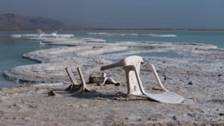干上がり塩の結晶が露出した死海南部のリゾート。観光客の姿もまばらだ（４月、イスラエルのネベゾハール）