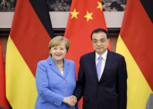 握手するドイツのメルケル首相(左)と中国の李克強首相(24日、北京の人民大会堂)=AP 握手するドイツのメルケル首相(左)と中国の李克強首相(24日、北京の人民大会堂)=AP