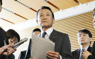 閣議後会見で質問に答える麻生太郎財務相(中央)(25日午前、首相官邸)=時事 閣議後会見で質問に答える麻生太郎財務相(中央)(25日午前、首相官邸)=時事