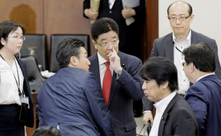 自身に対する不信任決議案提出で衆院厚労委の審議が中断し、席を立つ加藤厚労相(中央)(25日午前)=共同 自身に対する不信任決議案提出で衆院厚労委の審議が中断し、席を立つ加藤厚労相(中央)(25日午前)=共同