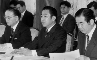 行革会議の初会合で21世紀の国会機能のあり方、中央省庁再編、官邸機能強化の三つをテーマに審議を進め1年以内に成案をまとめる方針を発表する行革会議会長の橋本龍太郎首相(中央)=1996年11月28日午前、首相官邸 行革会議の初会合で21世紀の国会機能のあり方、中央省庁再編、官邸機能強化の三つをテーマに審議を進め1年以内に成案をまとめる方針を発表する行革会議会長の橋本龍太郎首相(中央)=1996年11月28日午前、首相官邸