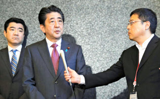 取材に応じる安倍首相=25日、ロシア・サンクトペテルブルク(代表撮影・共同) 取材に応じる安倍首相=25日、ロシア・サンクトペテルブルク(代表撮影・共同)