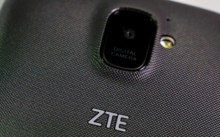 中国の通信機器大手ZTEのスマートフォン=ロイター 中国の通信機器大手ZTEのスマートフォン=ロイター