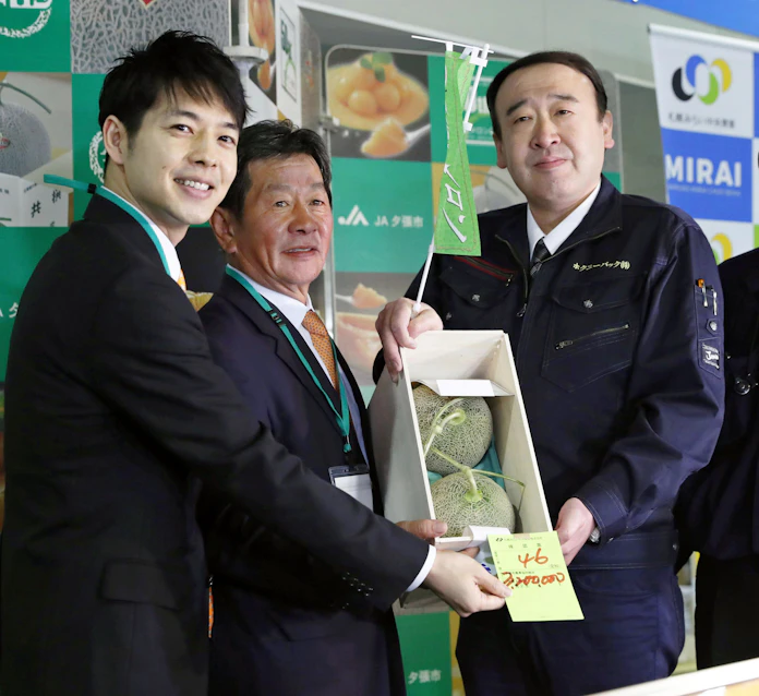 夕張メロン2玉320万円 初競り過去最高額 日本経済新聞