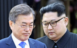 韓国の文在寅大統領(左)と北朝鮮の金正恩朝鮮労働党委員長(4月27日、韓国共同写真記者団・共同) 韓国の文在寅大統領(左)と北朝鮮の金正恩朝鮮労働党委員長(4月27日、韓国共同写真記者団・共同)