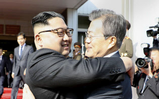26日、板門店で抱き合う韓国の文在寅大統領(右)と北朝鮮の金正恩朝鮮労働党委員長=韓国大統領府提供 26日、板門店で抱き合う韓国の文在寅大統領(右)と北朝鮮の金正恩朝鮮労働党委員長=韓国大統領府提供
